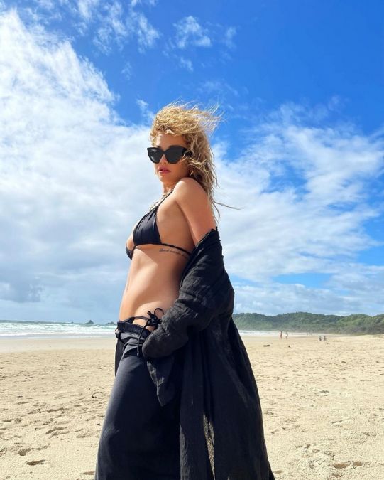 Rita Ora gave killer pose on beach, photos go viral on social media