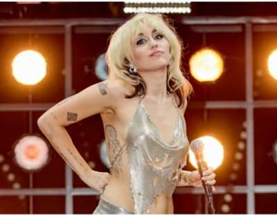 Hollywood singer became victim of wardrobe malfunction