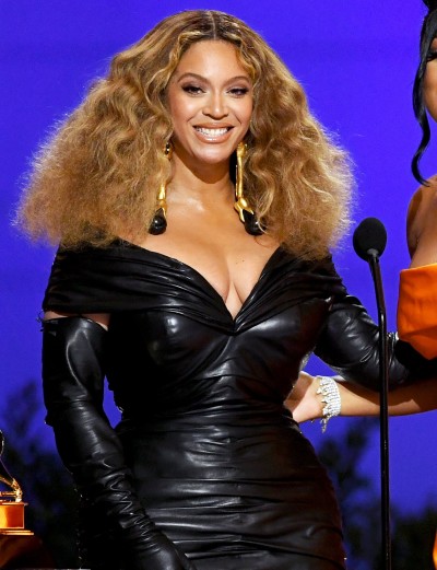 Beyonce looked beautiful in printed blazer open hair