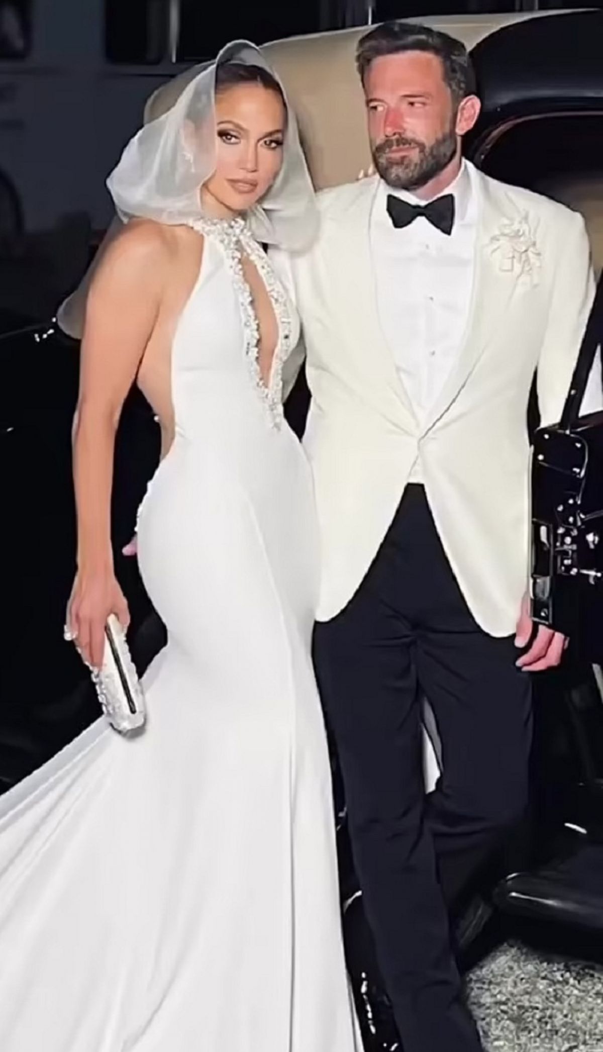 जेनिफर लोपेज ने शेयर की पति संग शादी की तस्वीर