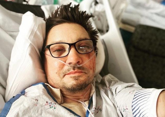 सर्जरी के बाद जेरेमी रेनर ने हॉस्पिटल से शेयर की अपनी तस्वीर