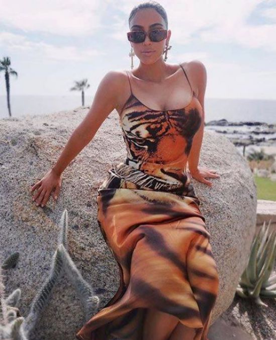 This Hollywood actress flaunts her hot looks in tiger print dress