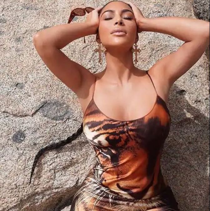 This Hollywood actress flaunts her hot looks in tiger print dress