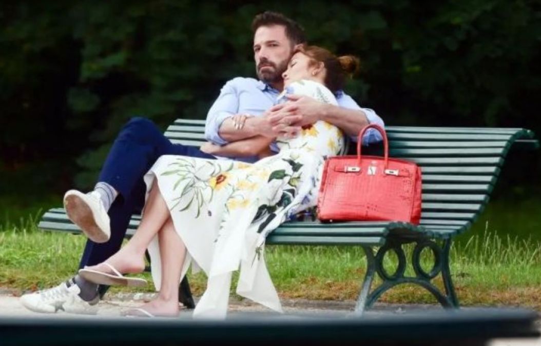 पेरिस में रोमांटिक मूड में नजर आए बेन और जेनिफर, Kiss करते हुए फोटो हुई वायरल