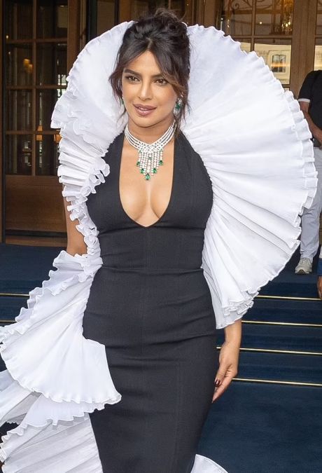 Priyanka wreaked havoc in glamor in skinfit dress, photos went viral