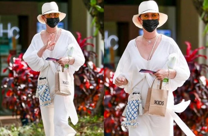 Katy Perry was seen on the streets of Australia combining the slipper with the white dress