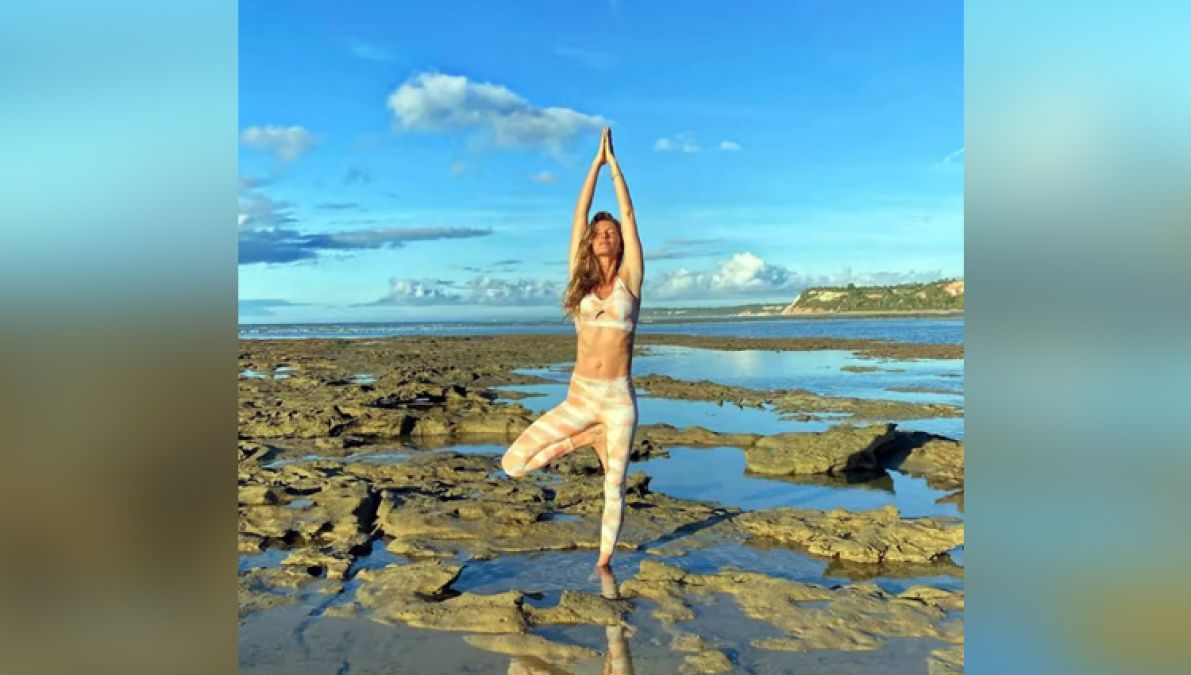 These actresses like to do yoga daily to keep themselves healthy.