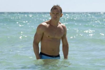 Daniel Craig Shares Photo Of Standing Amidst Water, Fans Shocked after Seeing his Body