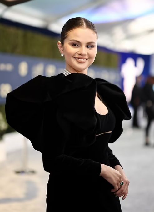 Selena Gomez sets fire in a black outfit