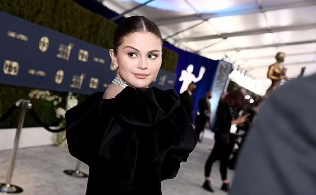 Selena Gomez sets fire in a black outfit