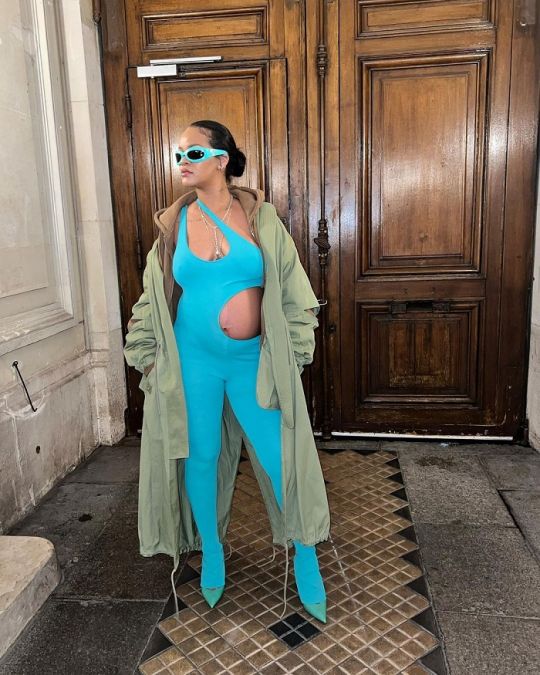 Once again, pregnant Rihanna wins hearts of fans with her pictures