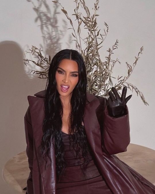 Wearing a coat with a brown dress, Kim added a touch of beauty