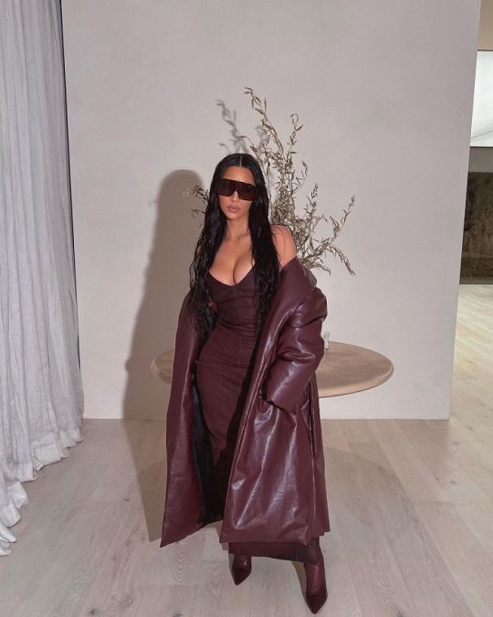 Wearing a coat with a brown dress, Kim added a touch of beauty