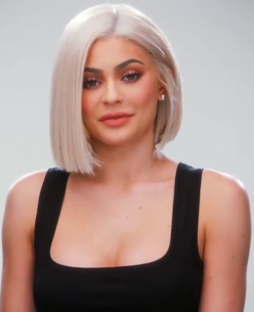 Kylie Jenner ने शेयर की ब्लैक ड्रेस फोटोज, बिखेरा खूबसूरती का जलवा