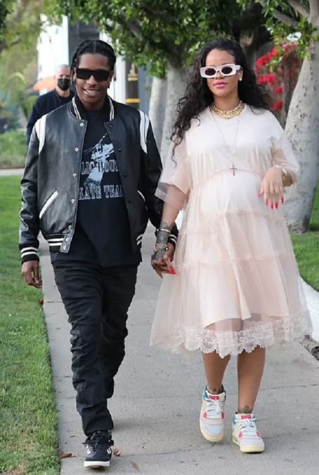 Rihanna spotted with her BF in the streets of Los Angeles
