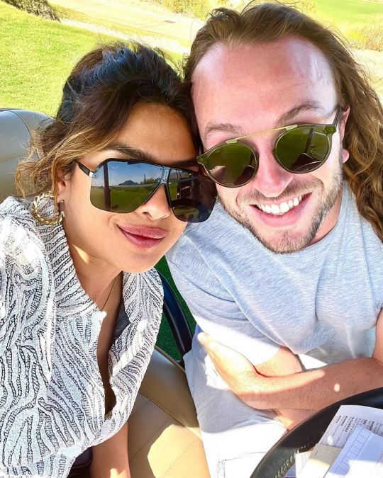 Priyanka Chopra's photos are crazy, husband says this by commenting