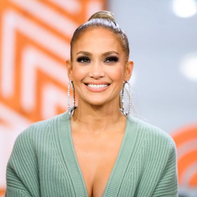 Jennifer Lopez is desperate to work with the artist again