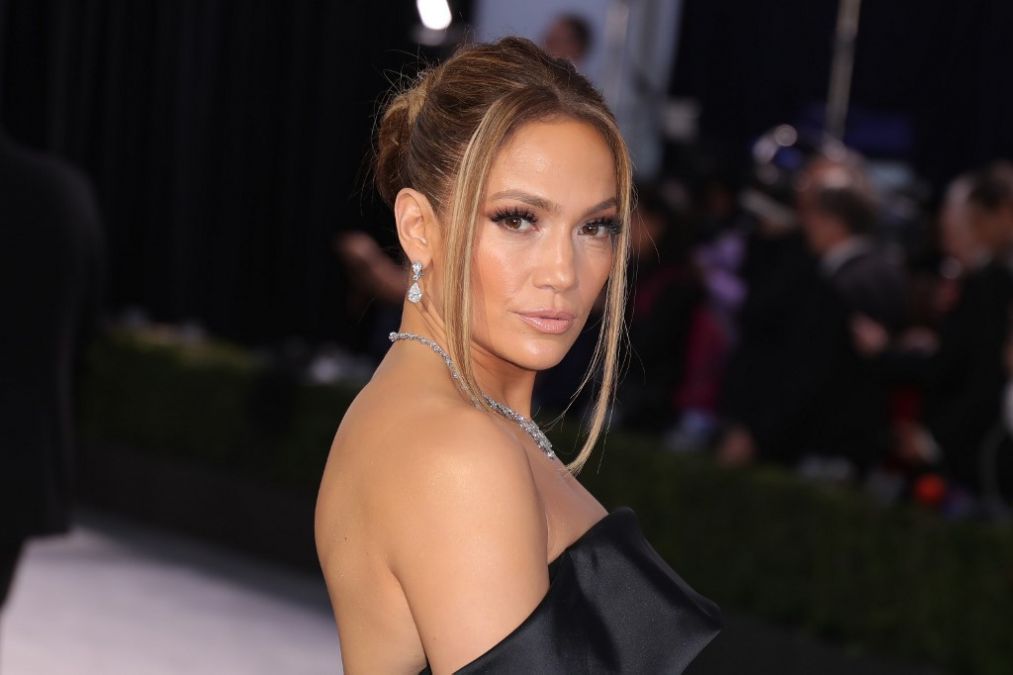 Jennifer Lopez is desperate to work with the artist again