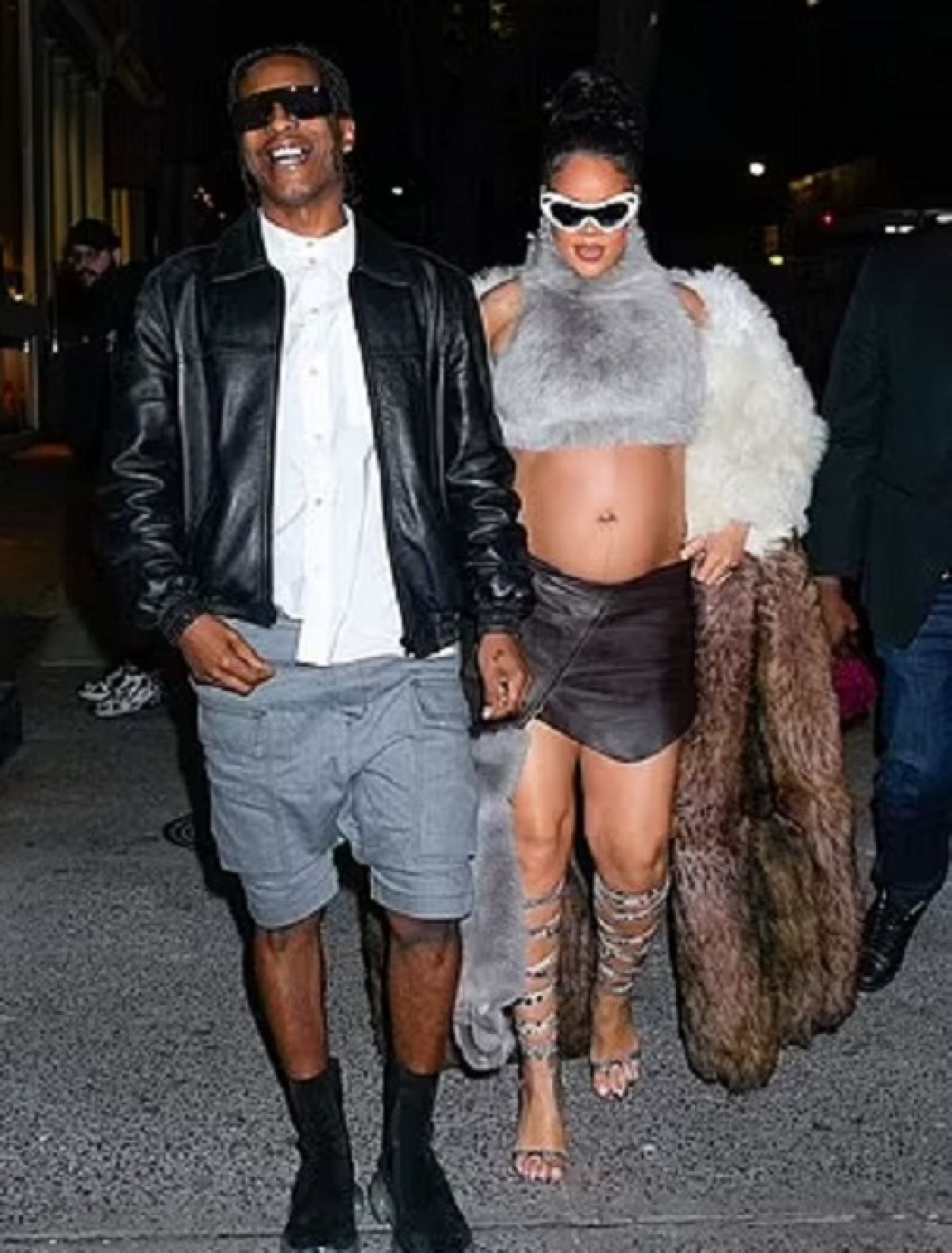 Rihanna was once again seen flaunting her baby bump with her boyfriend