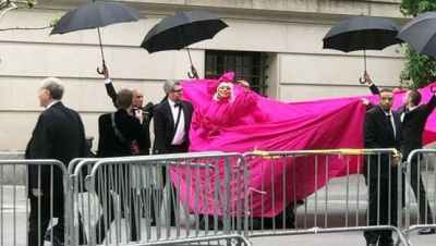 Met Gala 2019 : छातों और 25 फुट लंबी ड्रेस के साथ लेडी गागा की एंट्री, देखें तस्वीरें