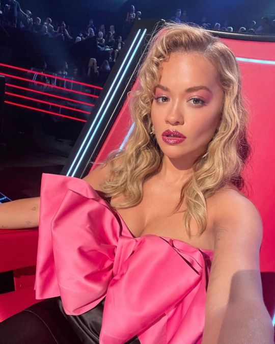 Fans become crazy to see the glamor of Rita Ora, praising her fiercely