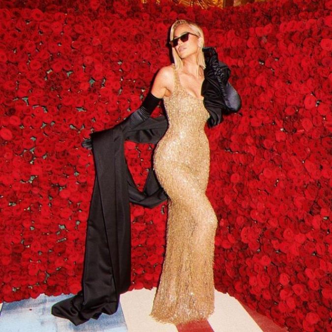 Chloe Kardashian slaying everyone's heart in a golden gown