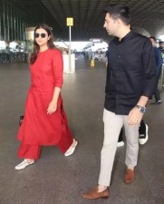 Priyanka returns to India to attend Parineeti's engagement