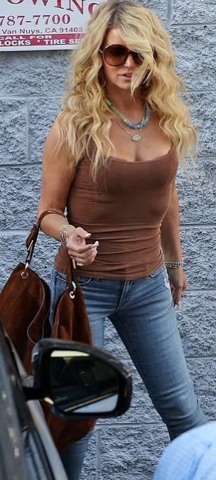 लॉस एंजिल्स में दिखा JESSICA SIMPSON का ग्लैमरस लुक, फैंस भी हो गए दीवाने