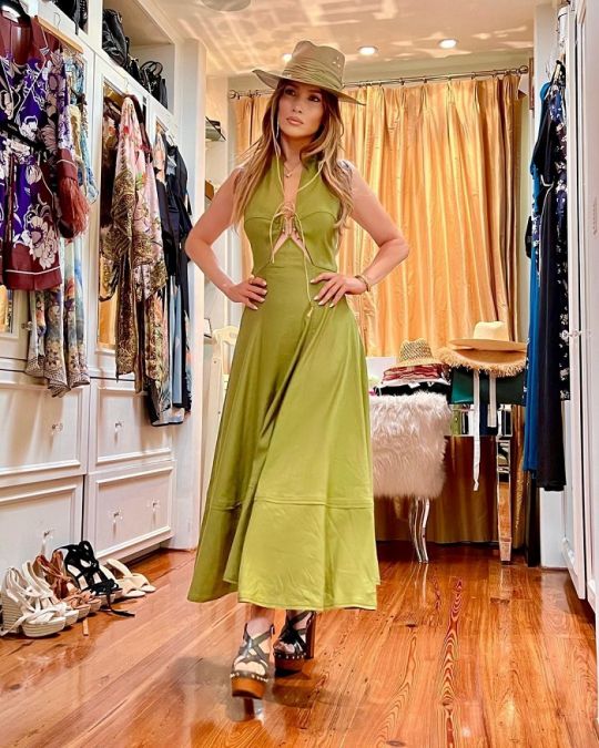 Jennifer Lopez's beautiful look in a green dress has fans go crazy