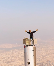 वीडियो बनाने के लिए बुर्ज खलीफा की चोटी पर चढ़ गया ये अभिनेता, वायरल हो गई तस्वीरें