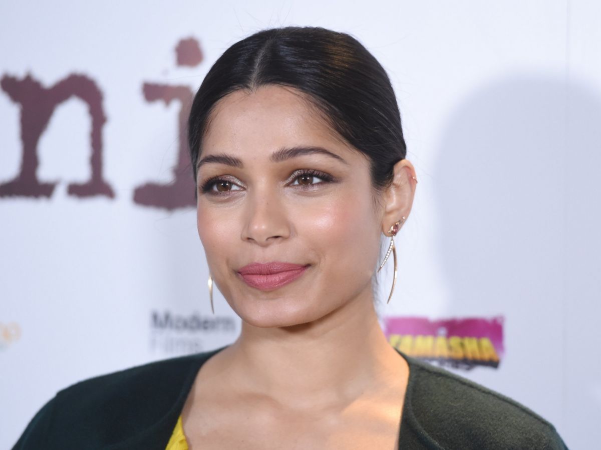 Freida Pinto continues to win hearts with her sexy looks, share photos to announce engagement
