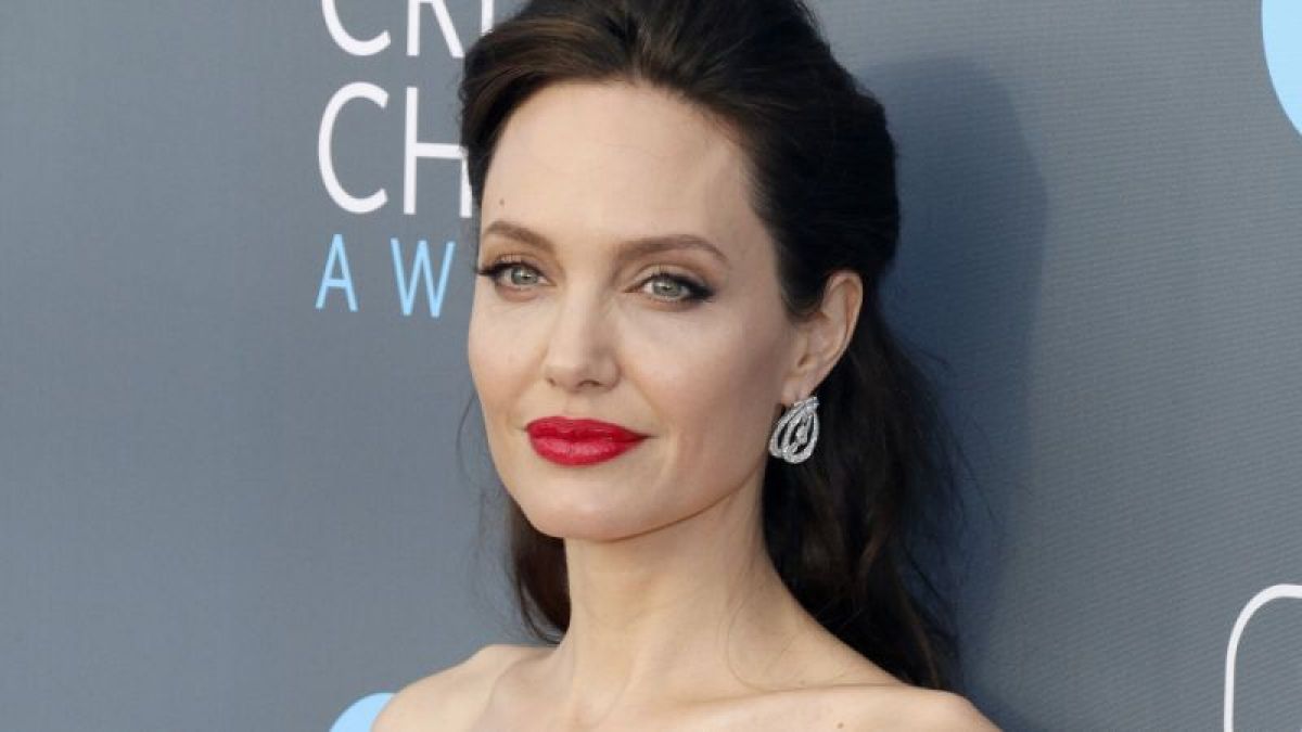 Angelina Jolie's stylish avatar surfaced, set fire on Instagram