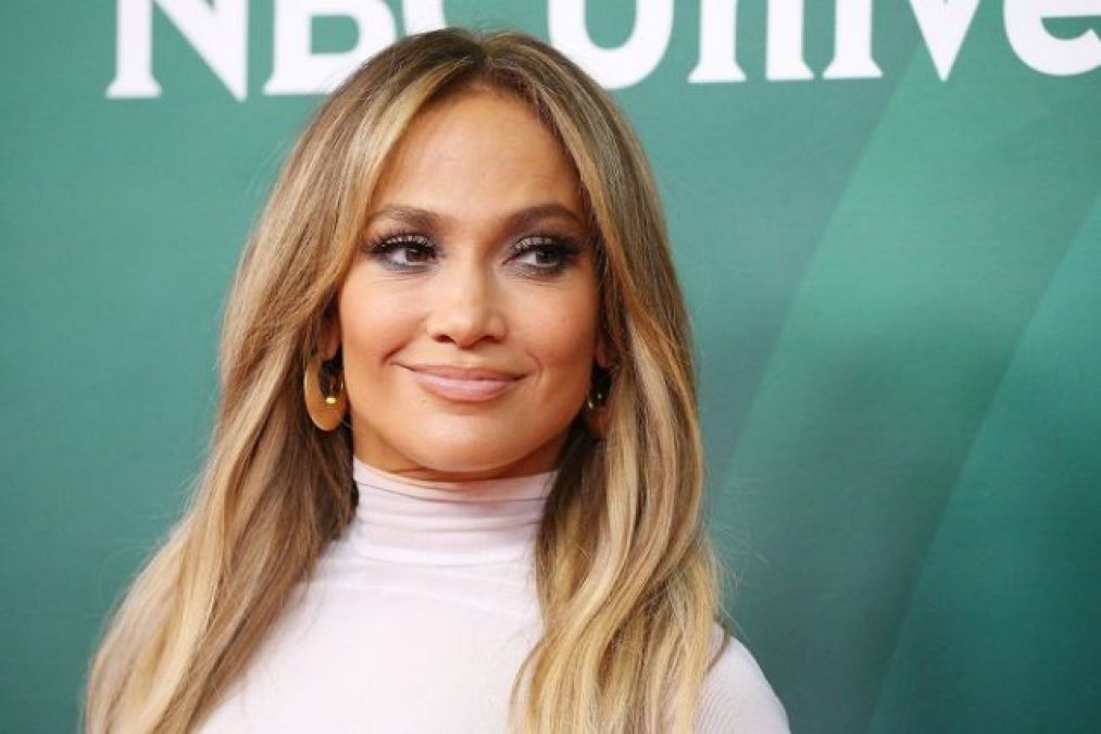 Hollywood singer Jennifer Lopez set internet on fire with her new picture