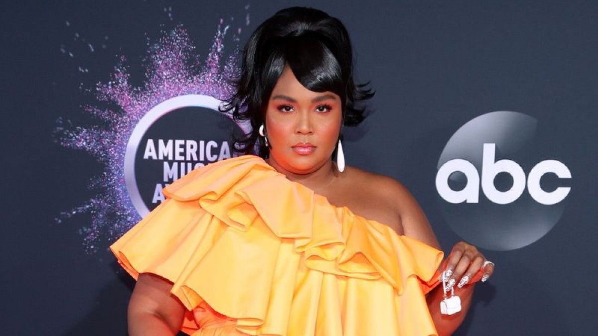 Lizzo carries the smallest little bag to the American Music Awards ...