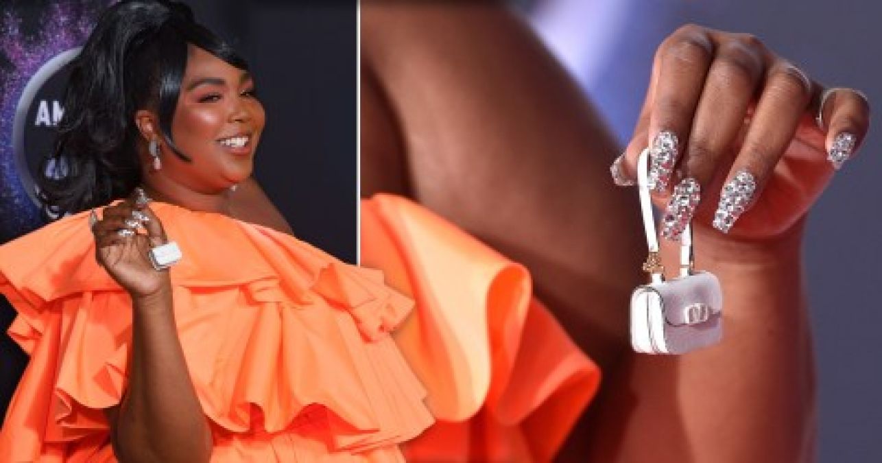 Lizzo carries the smallest little bag to the American Music Awards