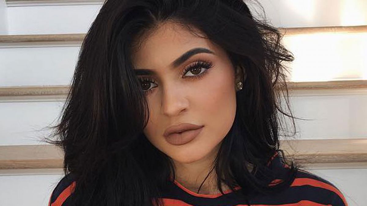Hollywood actress Kylie Jenner poses in a black dress, pic goes viral