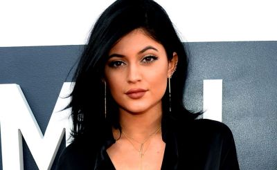 Hollywood actress Kylie Jenner poses in a black dress, pic goes viral