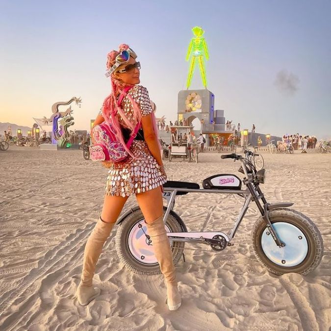 ANNUAL BURNING MAN FESTIVAL में एन्जॉय करती हुई दिखाई दी पैरिस हिल्टन