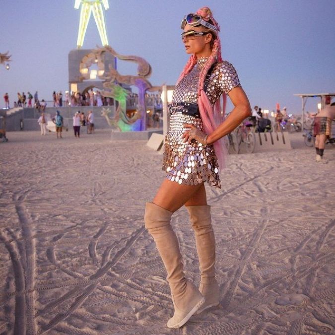 ANNUAL BURNING MAN FESTIVAL में एन्जॉय करती हुई दिखाई दी पैरिस हिल्टन