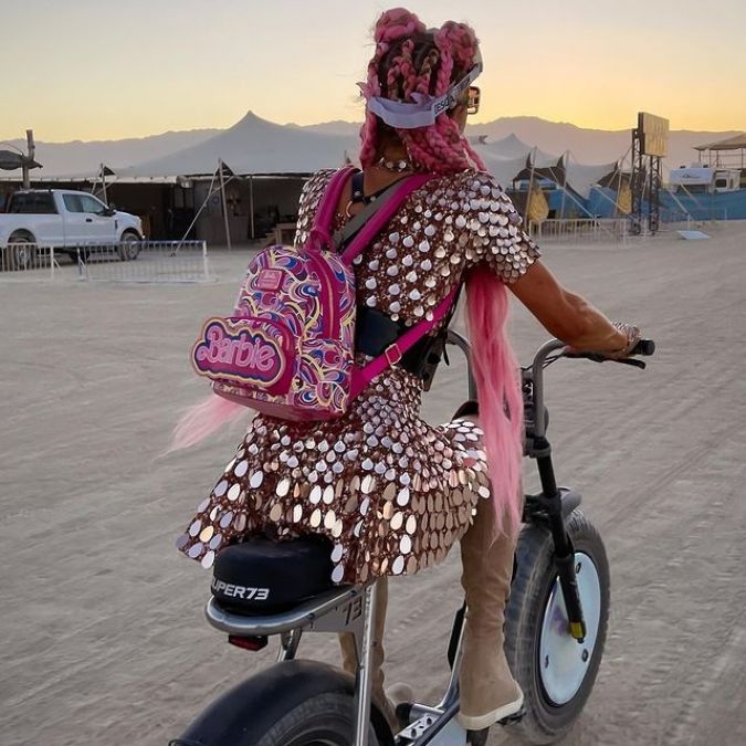 ANNUAL BURNING MAN FESTIVAL में एन्जॉय करती हुई दिखाई दी पैरिस हिल्टन