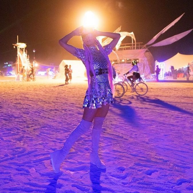 ANNUAL BURNING MAN FESTIVAL में एन्जॉय करती हुई दिखाई दी पैरिस हिल्टन