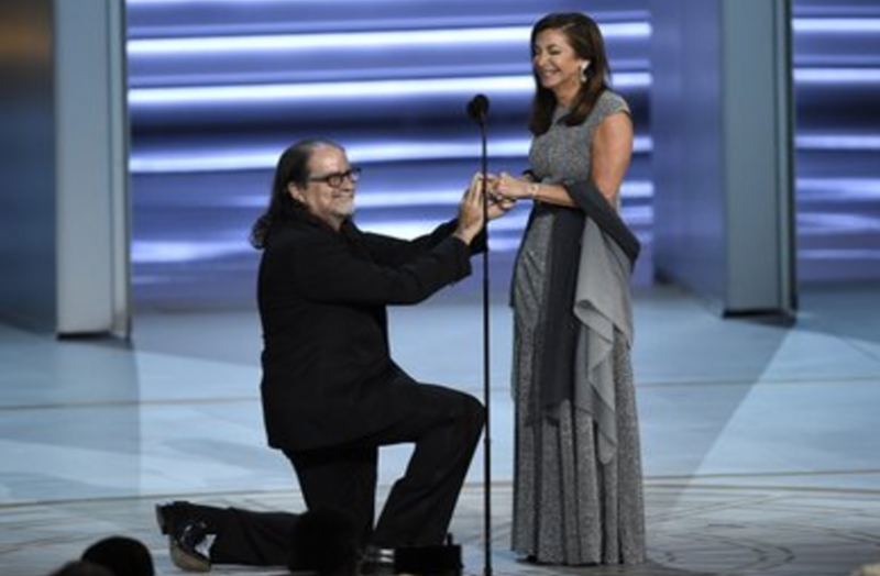 Emmy Awards 2018 : 57 वर्षीय डायरेक्टर ने सबके सामने अपनी गर्लफ्रेंड को किया प्रपोज़