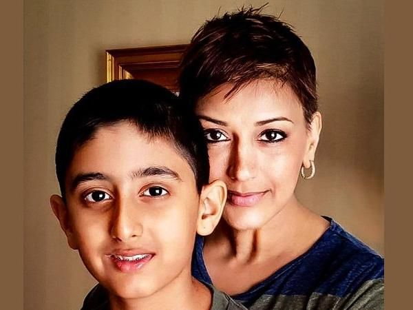 कैंसर पीड़ित सोनाली ने बेटे के साथ पोस्ट किया भावुक लेटर
