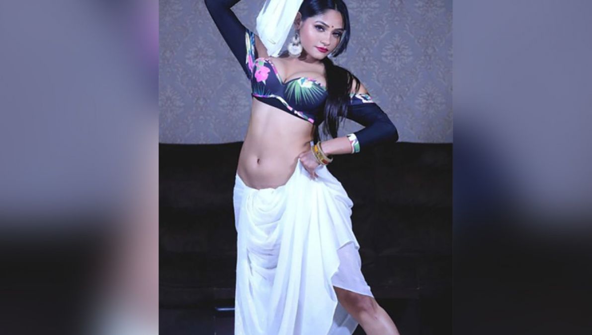 Shweta in a white saree and sleeveless blouse is raising the mercury on social media