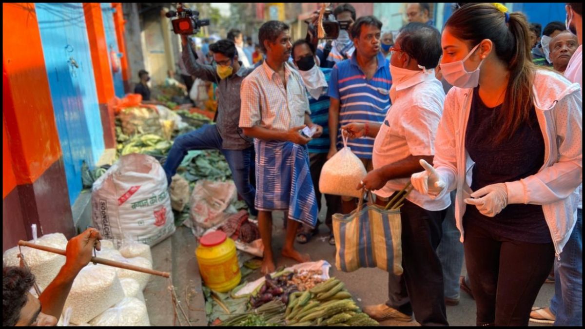 कोलकाता के बाजार में नुसरत जहां ने बांटे मास्क