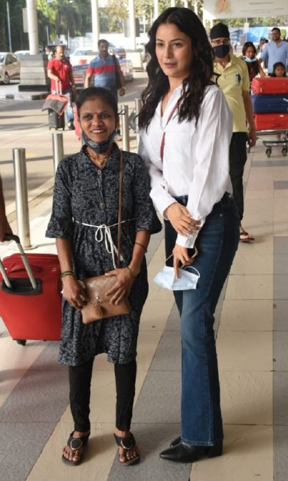 Shehnaaz Gill looked stunning in white shirt and blue jeans