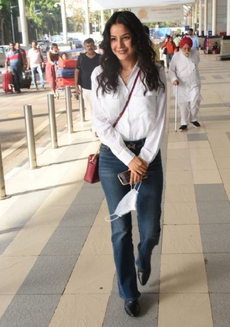 Shehnaaz Gill looked stunning in white shirt and blue jeans