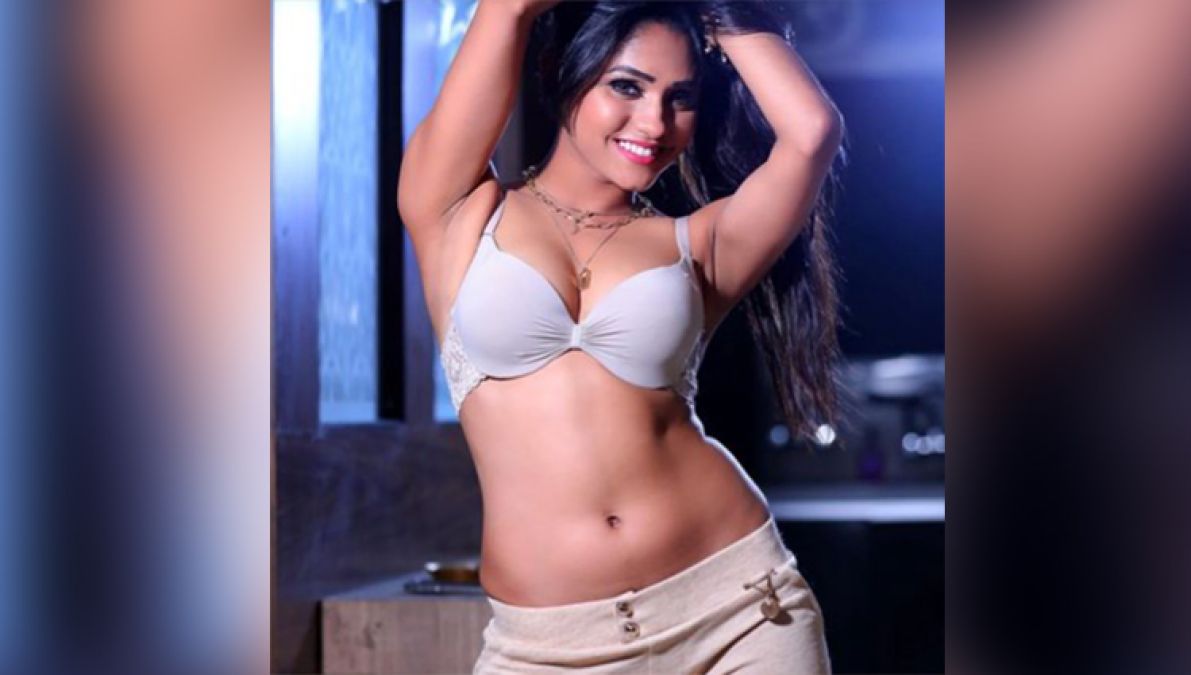 Shweta Sharma looted fans' hearts in revealing bra-beige pants
