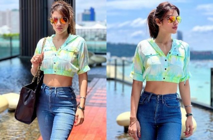 Nusrat added a touch of beauty to the beach in a colorful crop top