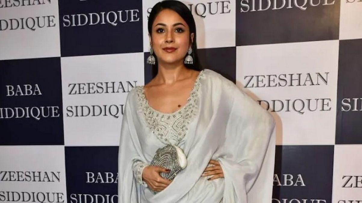 Fans go crazy to see Shehnaaz's look at Baba Siddiqui's Iftar party